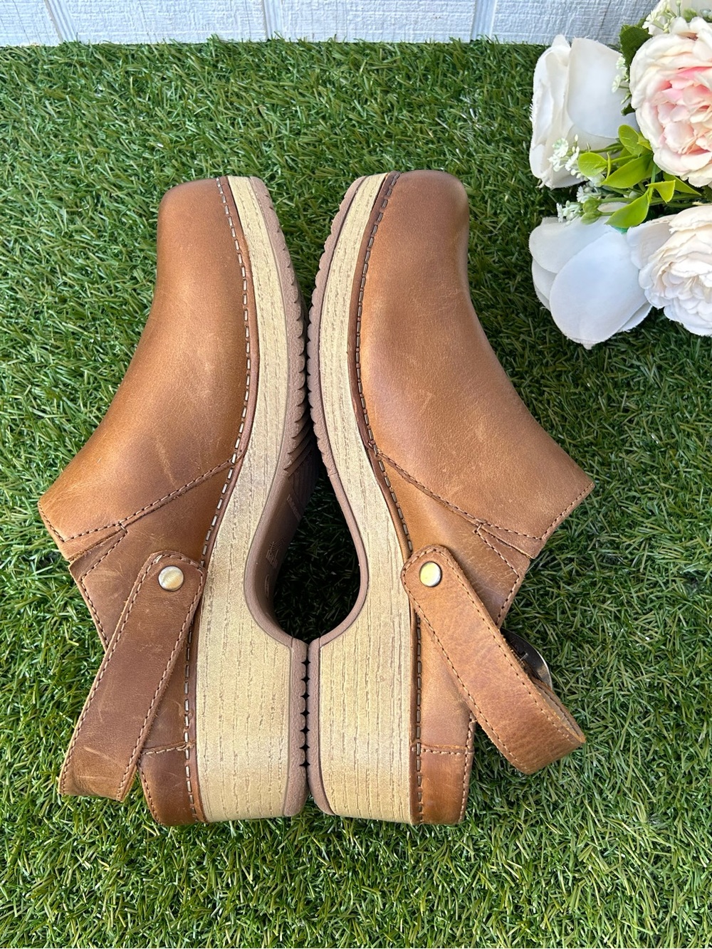 Dansko Baylor Women's Clogs Tan
Oiled Pull Up Leather
$154.95 size 37 US 6.5-7 - Picture 14 of 16